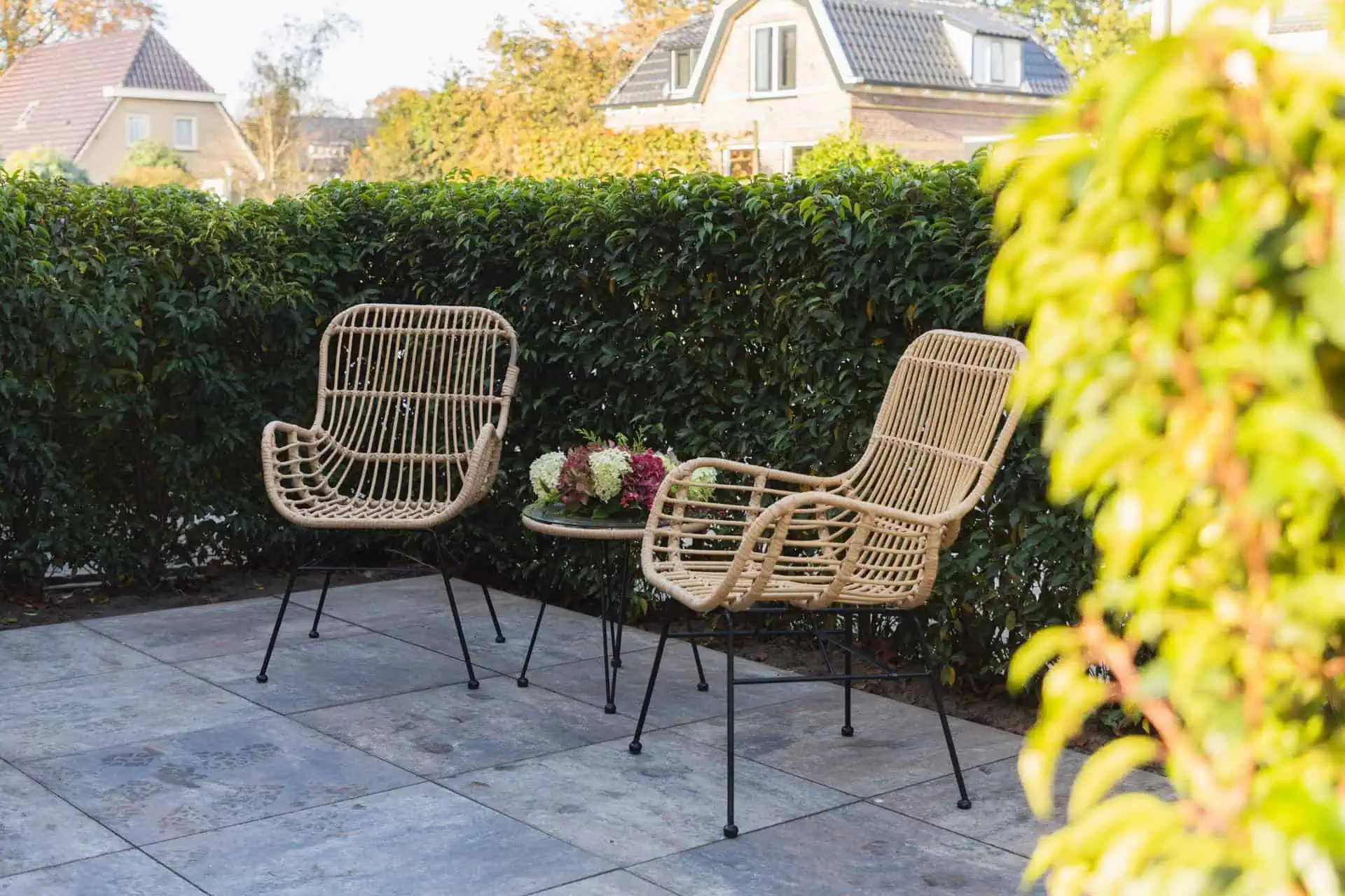 Besloten terras met twee stoelen bij het Afscheidshuus