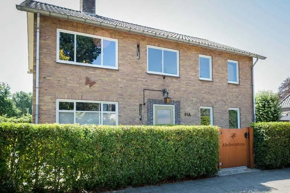 Gevel van het Afscheidshuus aan Gelderingen 61A in Steenwijkerwold