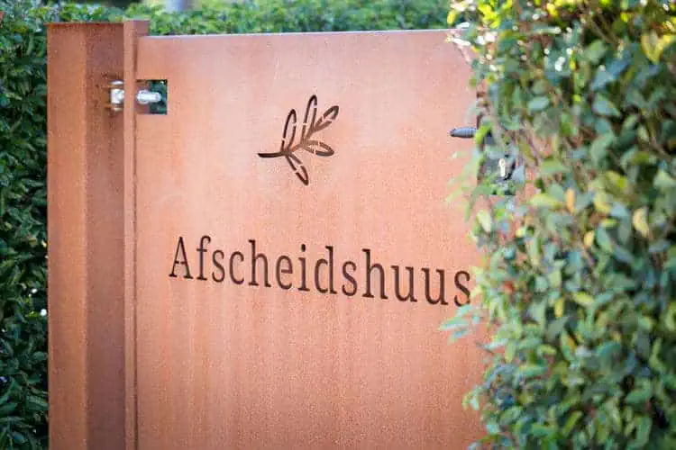 Entreehek met de naam Afscheidshuus