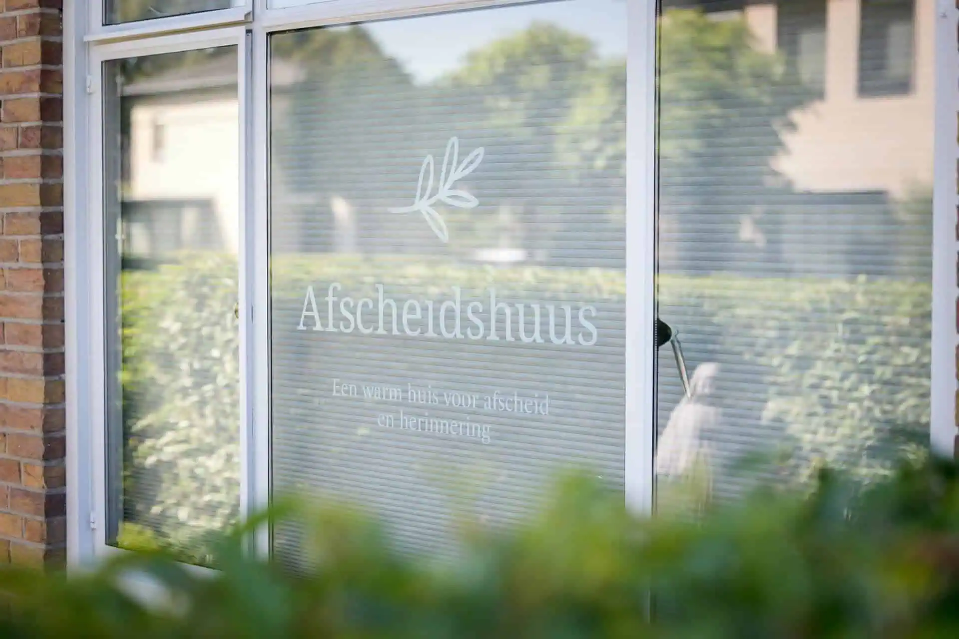 Raam van het Afscheidshuus in Steenwijkerwold